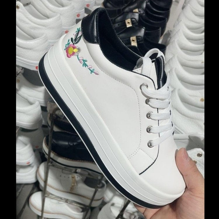 Damen Plateau-Sneaker mit floralem Applikationsdesign und rutschfester Sohle Stalluxe