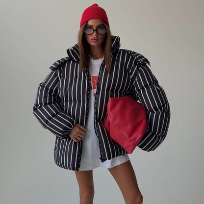 Damen gestreifte Daunenjacke mit hohem Kragen und voluminösem Schnitt Stalluxe