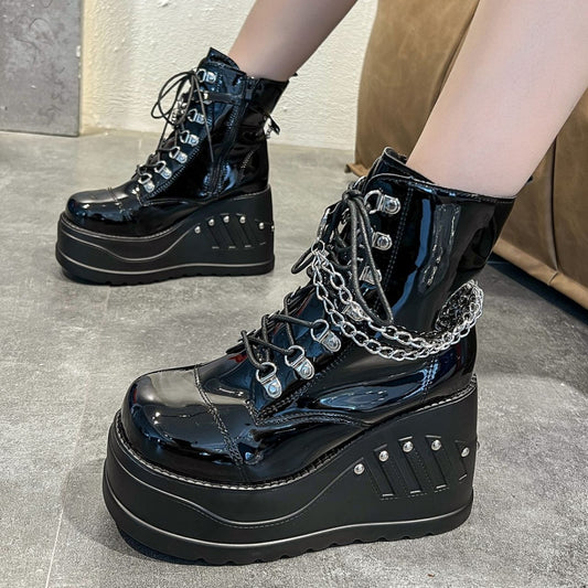 Damen Wedge-Stiefel mit dekorativen Kettendetails und hohem Plateau Stalluxe