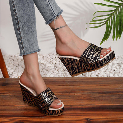 Damen Wedge-Sandalen mit stilvollem Geometrie-Muster und komfortablem Fußbett Stalluxe