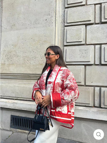 Damen Oversized Steppjacke mit floralem Muster und kontrastierenden Details Stalluxe
