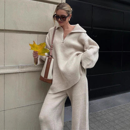 Damen Strickanzug mit hohem Kragen und modernem Reißverschluss Stalluxe