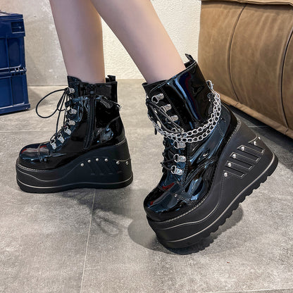 Damen Wedge-Stiefel mit dekorativen Kettendetails und hohem Plateau Stalluxe