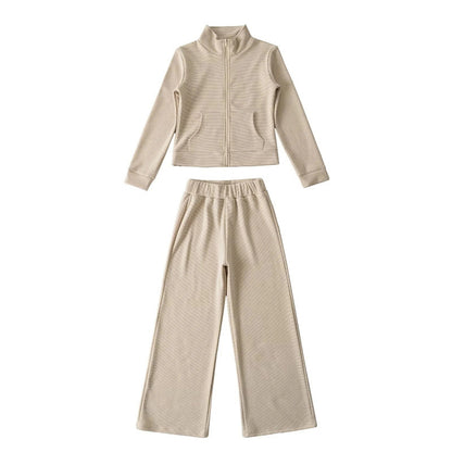 Damen Freizeitanzug mit hochgeschlossenem Kragen und weiten Hosen Stalluxe