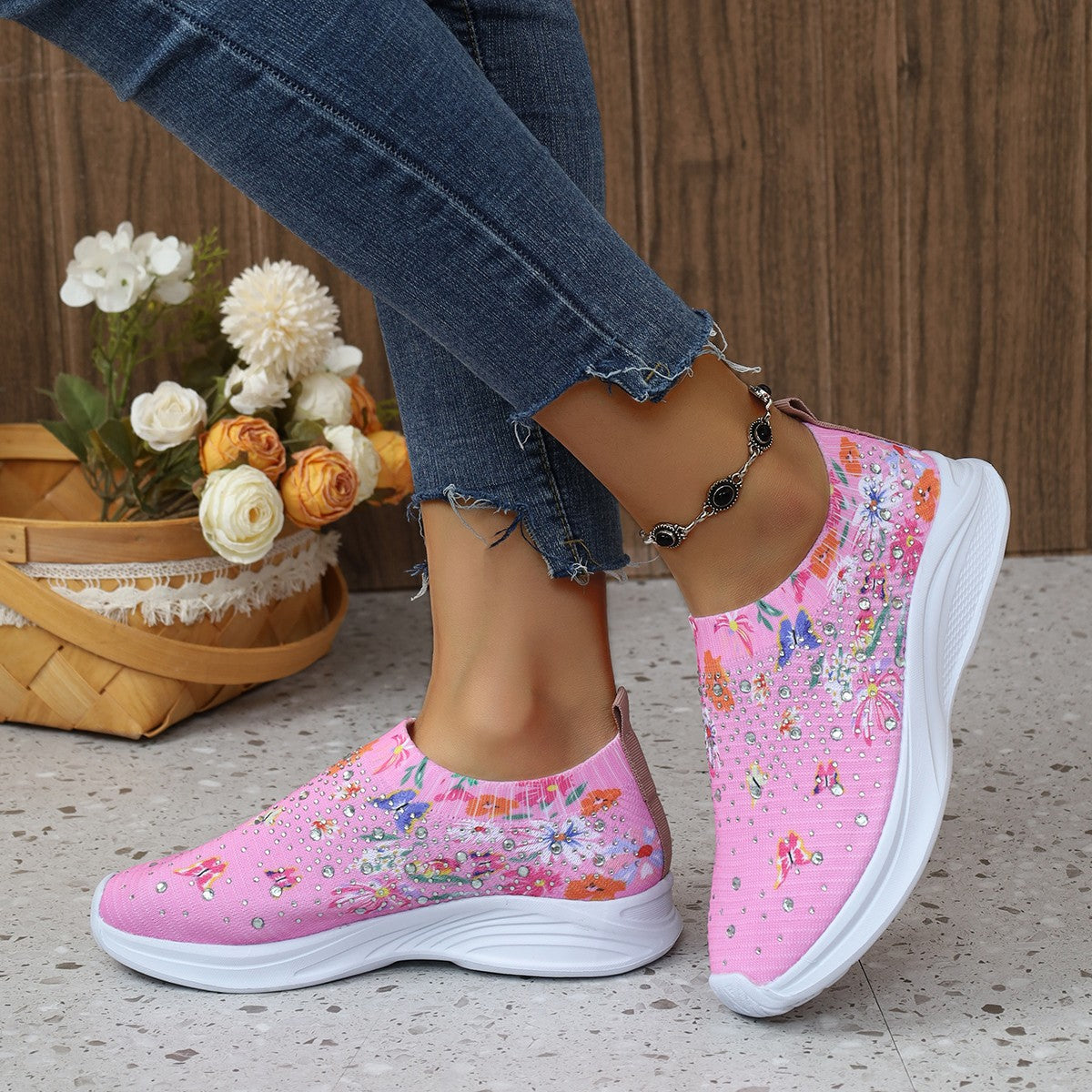 Damen Bequeme Slip-On Sneakers mit modischer Blumenstickerei und Strassdetails Stalluxe