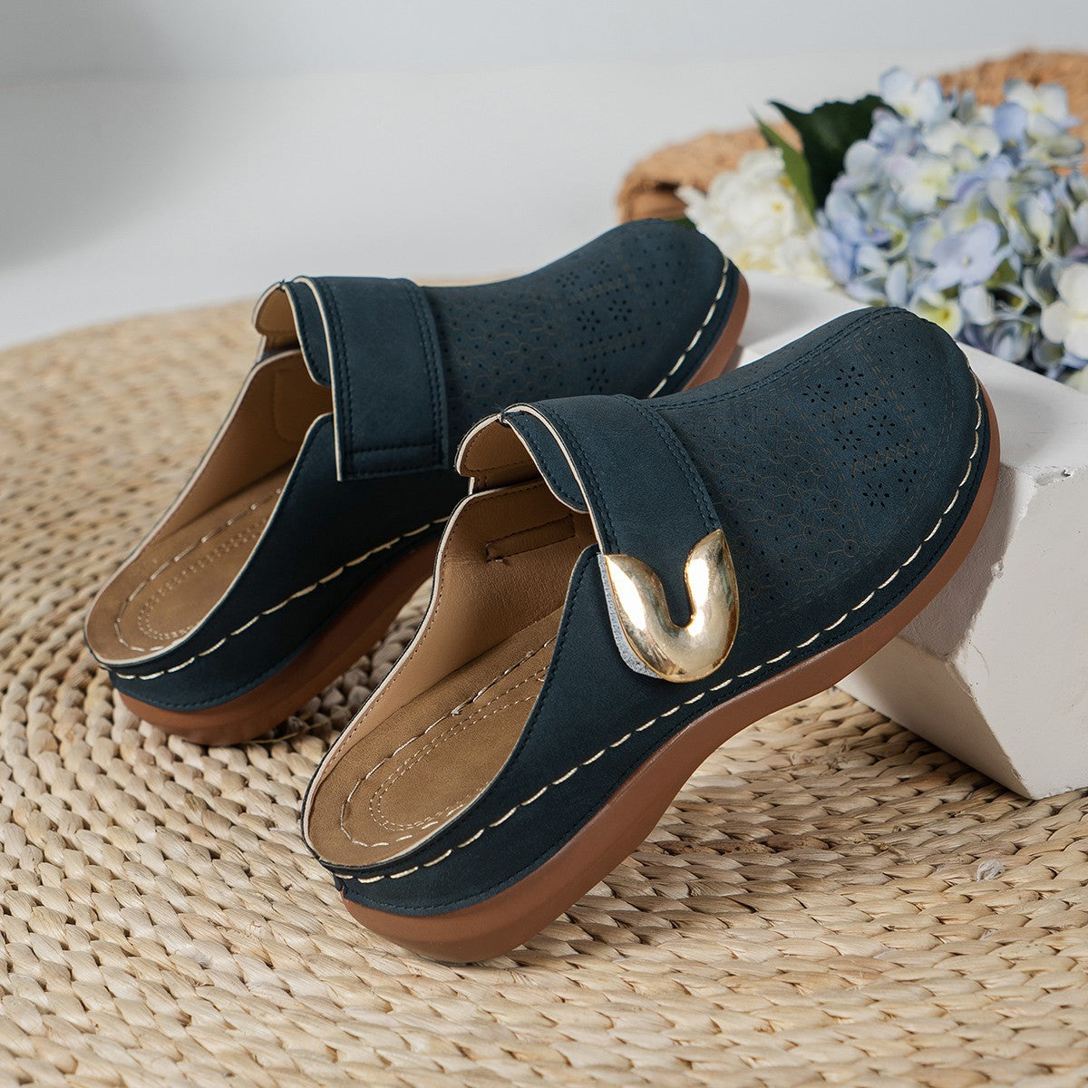 Damen Atmungsaktive Clogs mit modischen Perforationen und verstellbarem Riemen Stalluxe