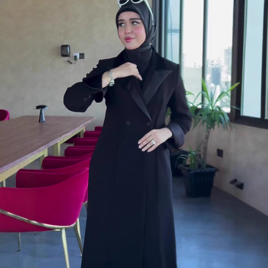 Damen Eleganter Abendmantel mit doppelter Knopfleiste und Satinakzenten Stalluxe