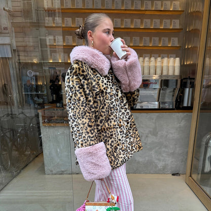 Damen Kunstfelljacke mit modernem Leopardenmuster und kuscheligem Kragen Stalluxe