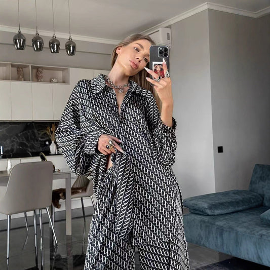 Damen Langarmhemd mit modernem Grafikdruck und elegantem Stehkragen Stalluxe