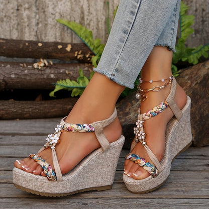Damen Wedge-Sandalen mit floralem Detail und rutschfester Sohle Stalluxe