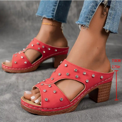 Damen Plattform-Sandalen mit modischen Nieten und bequemem Fußbett Stalluxe