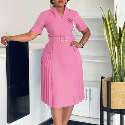 Damen Plissee-Kleid mit Taillengürtel und modischen Blumenakzenten Stalluxe