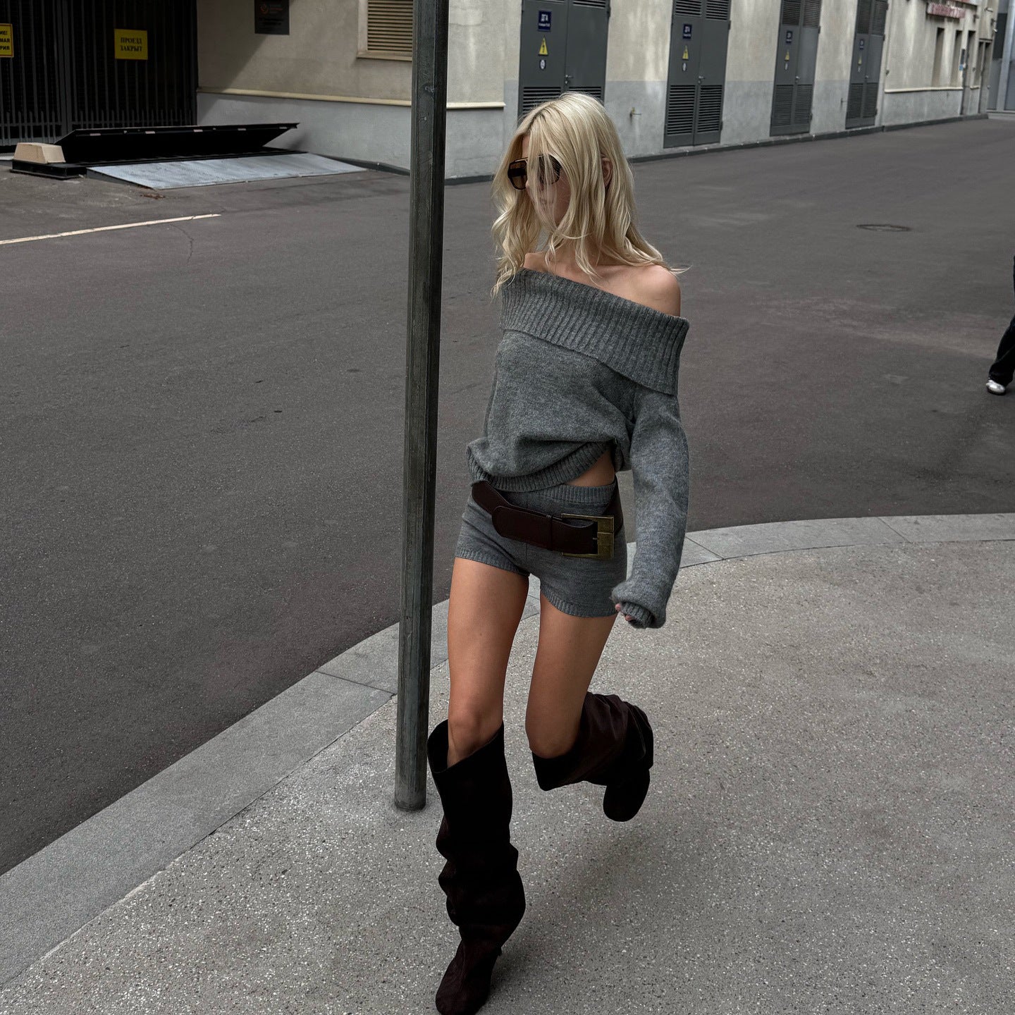 Damen Oversized Strickpullover mit verspieltem Schulterdesign und sportlichen Shorts Stalluxe