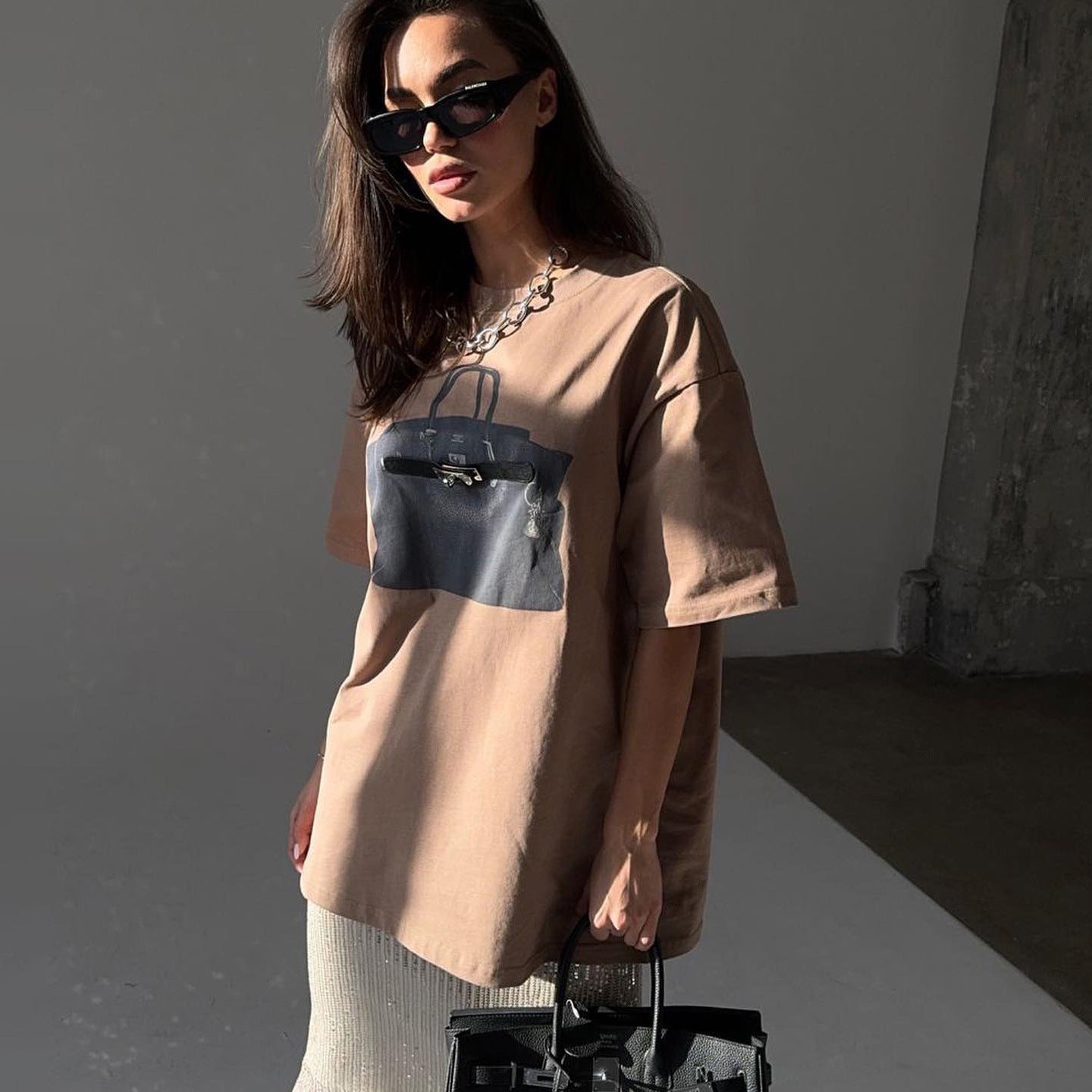 Damen Oversized T-Shirt mit trendigem Handtaschen-Print Stalluxe Khaki