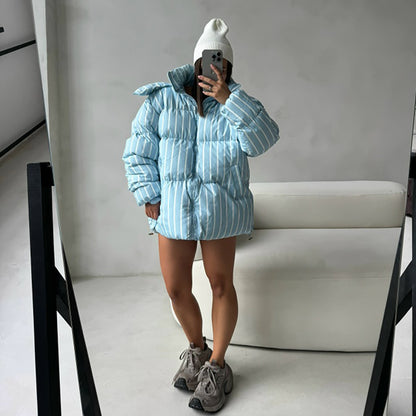 Damen gestreifte Daunenjacke mit hohem Kragen und voluminösem Schnitt Stalluxe