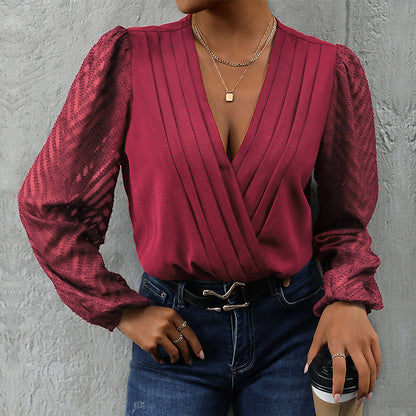 Damen Wickelbluse mit feinen Plissee-Details und transparenten Ärmeln Stalluxe