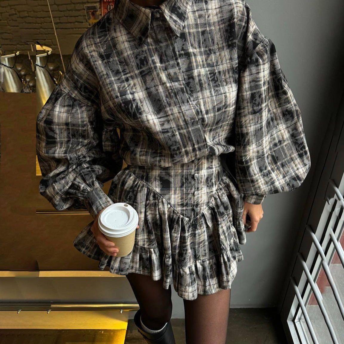 Damen Karottenkleid mit voluminösen Ärmeln und verspieltem Rüschensaum Stalluxe Bunt