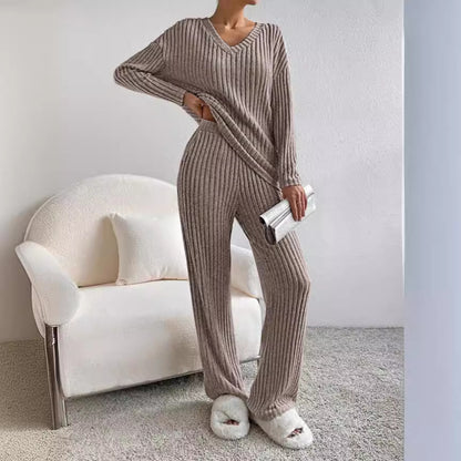 Damen Strickanzug mit V-Ausschnitt und feinem Rippdesign Stalluxe