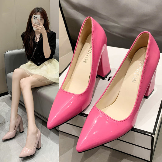Damen Spitzen Pumps mit bequemem Blockabsatz und glänzendem Finish Stalluxe