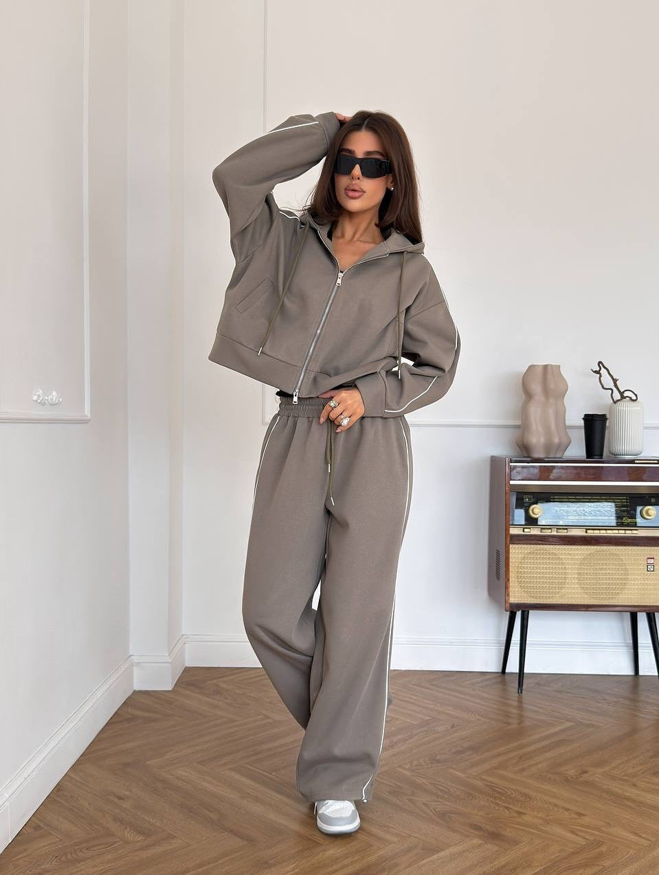 Damen bequemer Hoodie und weite Sporthose mit seitlichen Akzenten Stalluxe