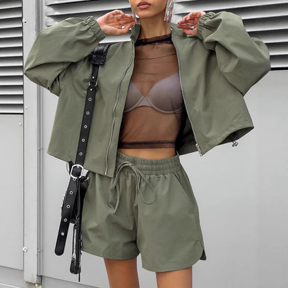 Damen stylisches Sportoutfit mit reißfestem Windbreaker und luftigen Shorts Stalluxe