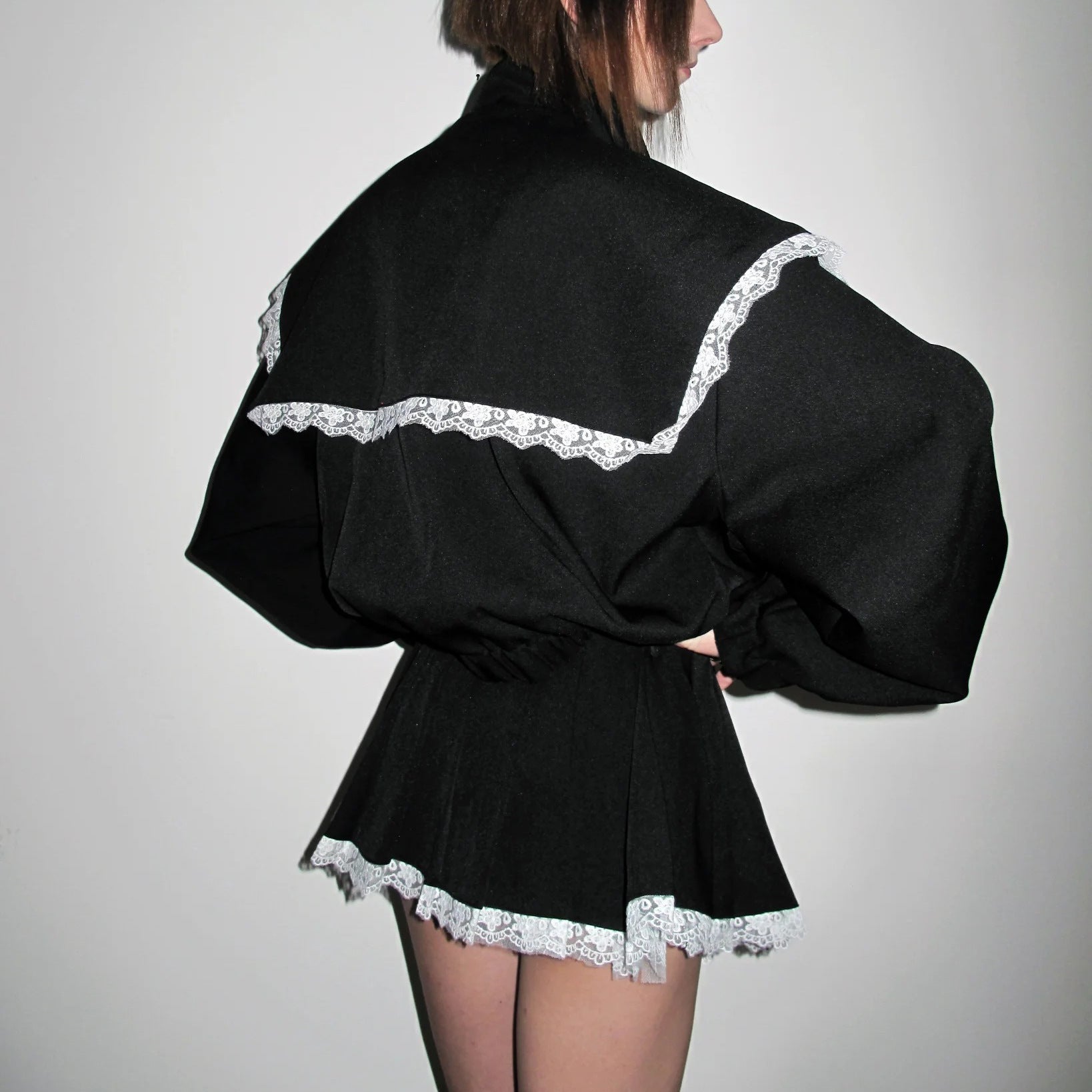 Damen Oversized Jacke mit dekorativem Spitzenkragen und bindbarem Gürtel Stalluxe