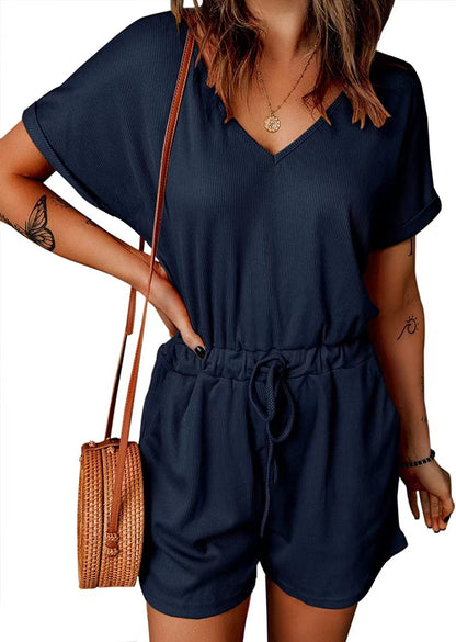 Damen lässiger Kurz-Jumpsuit mit Gürteldetail und tiefem V-Ausschnitt Stalluxe