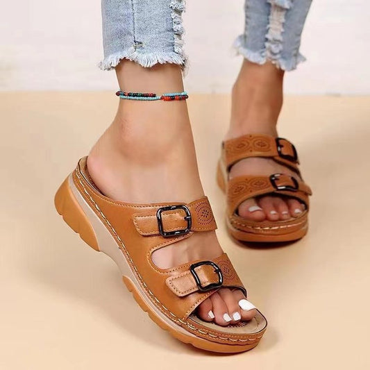 Damen Komfortable Wedge-Pantoletten mit verstellbaren Schnallen und luftigen Aussparungen Stalluxe