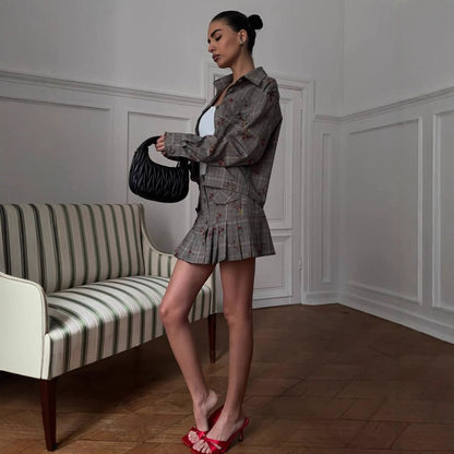 Damen Karierte Blousonjacke mit floralen Akzenten und dazu passendem Rock Stalluxe