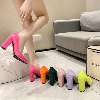 Damen Spitzen Pumps mit bequemem Blockabsatz und glänzendem Finish Stalluxe