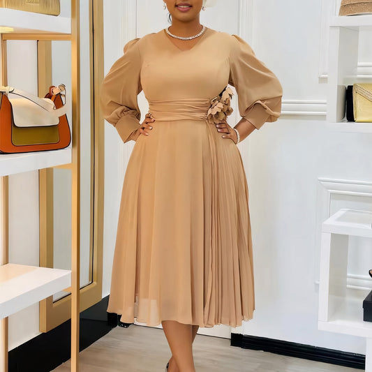 Damen elegantes Kleid mit dekorativem Blumenakzent und Faltenwurf Stalluxe