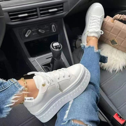 Damen Chunky Sneakers mit hohem Plateau und metallischen Akzenten Stalluxe