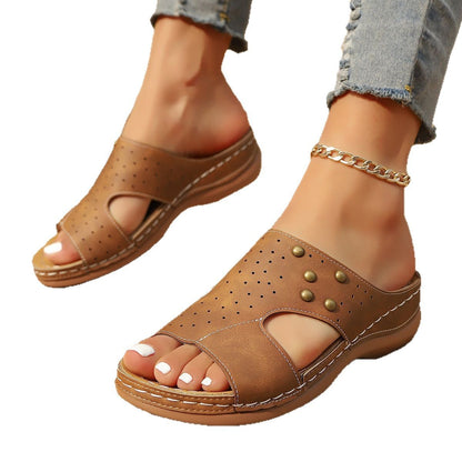 Damen Komfortable Pantoletten mit eleganten Perforationen und modischem Schmuckdetail Stalluxe