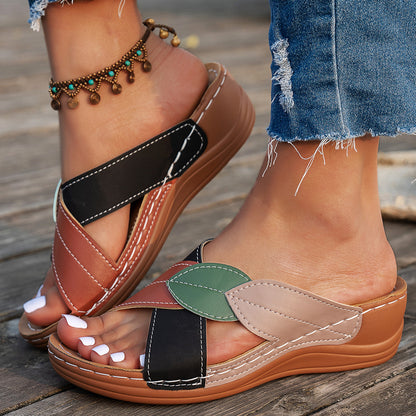 Damen Komfortable Riemensandalen mit modischen Blätterdetails Stalluxe