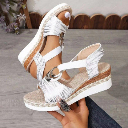 Damen Wedge-Sandalen mit dekorativen Metallringen und elastischen Riemen Stalluxe