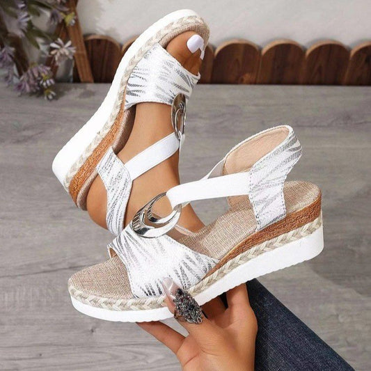 Damen Wedge-Sandalen mit dekorativen Metallringen und elastischen Riemen Stalluxe
