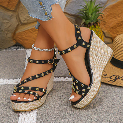 Damen Wedge-Sandalen mit eleganten Nieten und geflochtenem Absatz Stalluxe