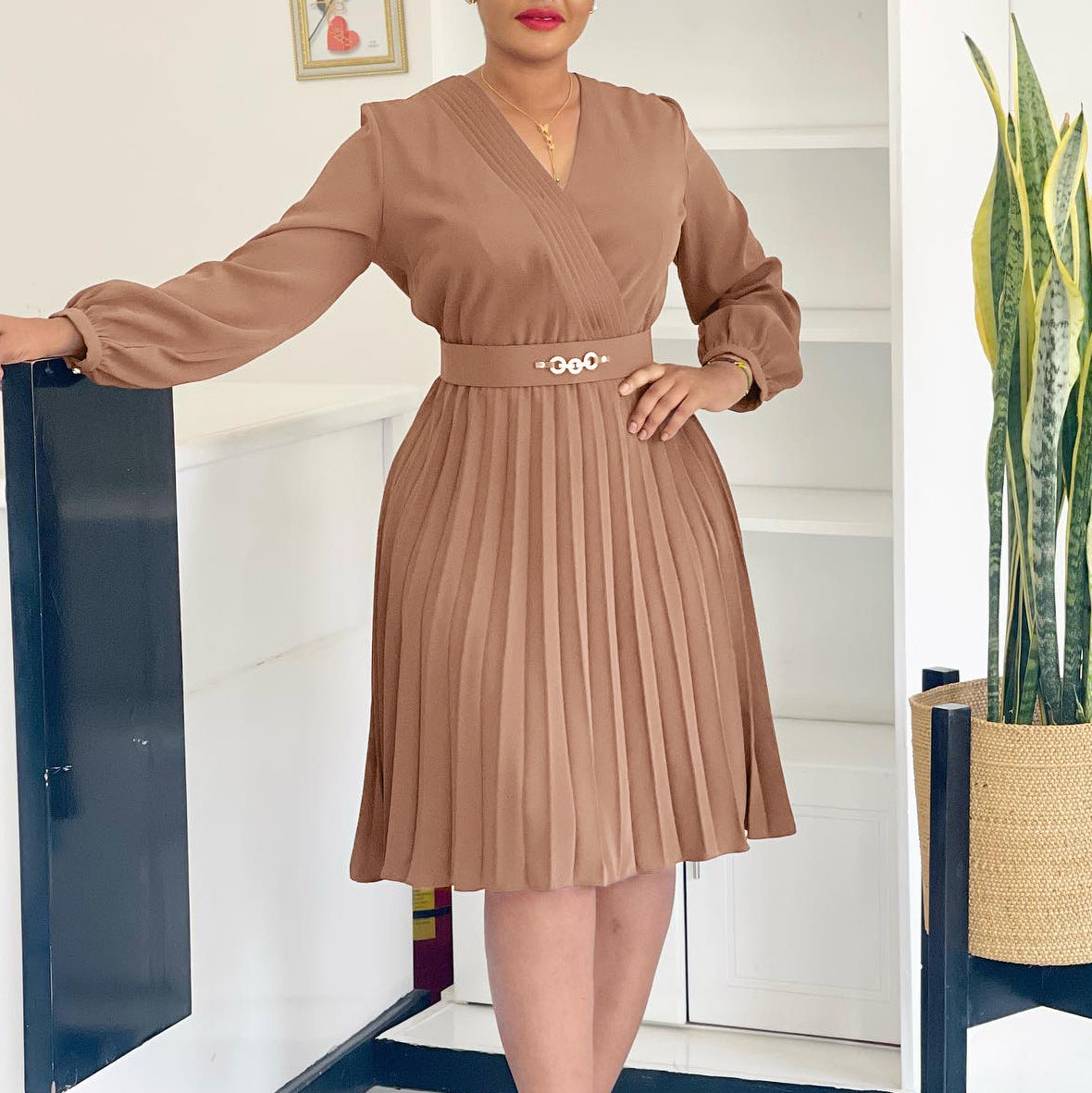 Damen Plissiertes Wickelkleid mit Gürtel und eleganter Brosche Stalluxe