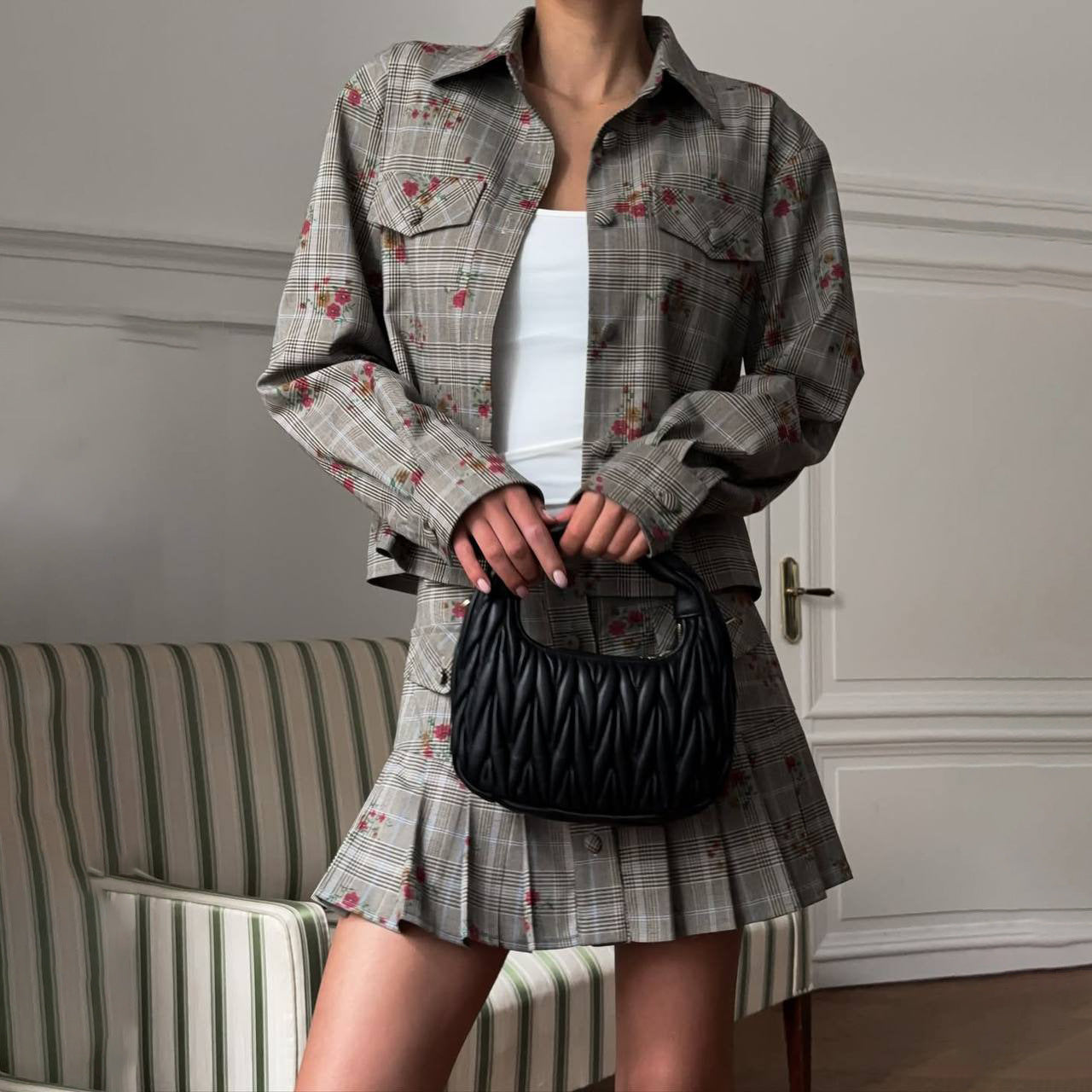 Damen Karierte Blousonjacke mit floralen Akzenten und dazu passendem Rock Stalluxe Grau