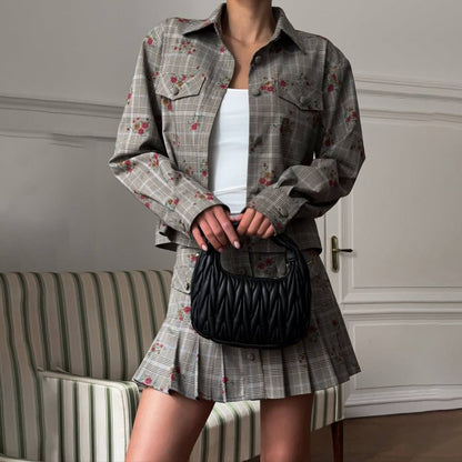 Damen Karierte Blousonjacke mit floralen Akzenten und dazu passendem Rock Stalluxe Grau