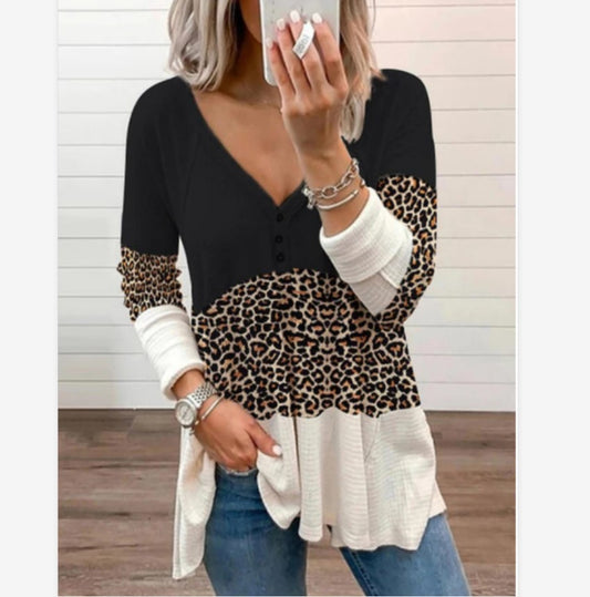 Damen Langarmshirt mit tierischem Muster und Knopfdetails Stalluxe