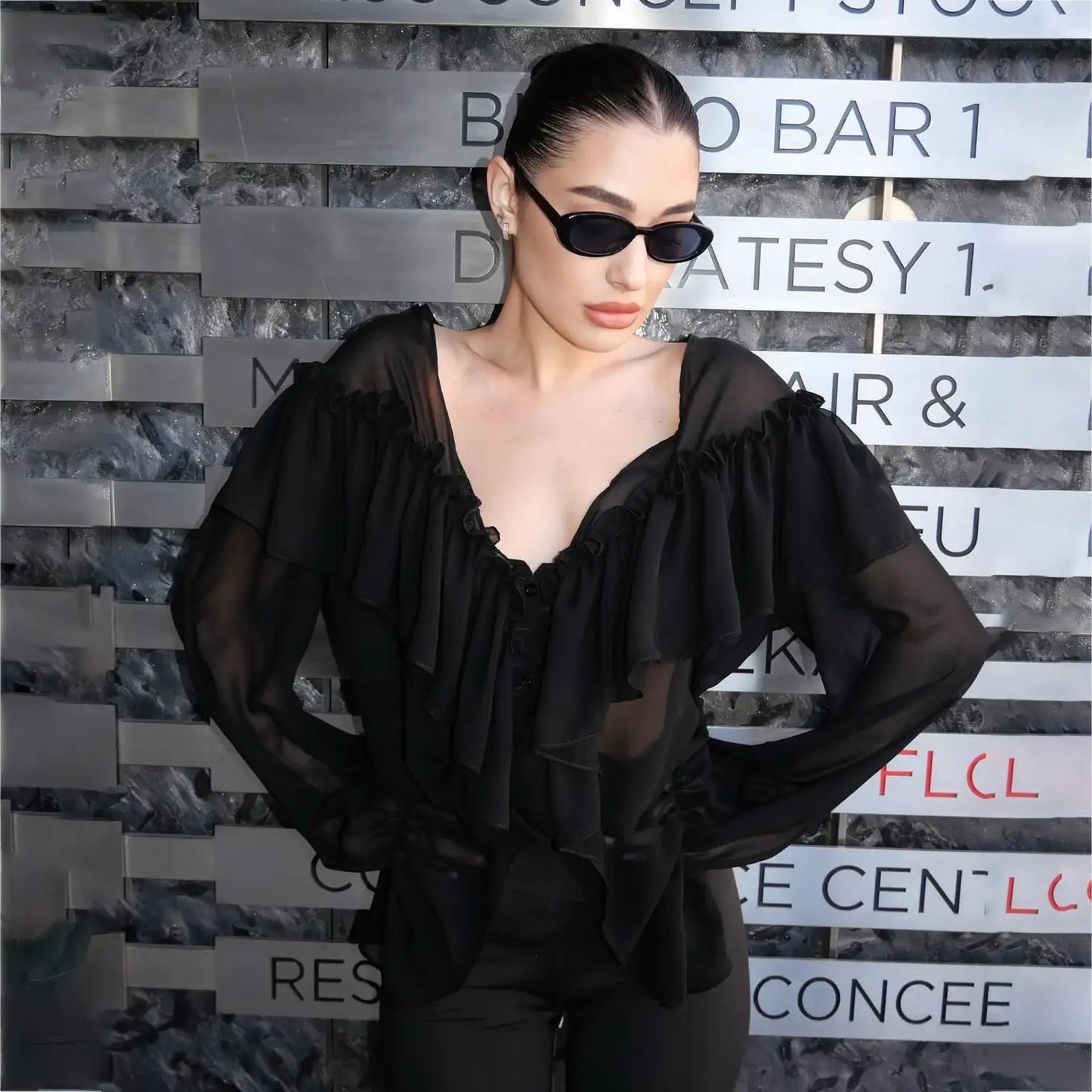 Damen Bluse mit voluminösen Rüschendetails und eleganter Knopfleiste Stalluxe