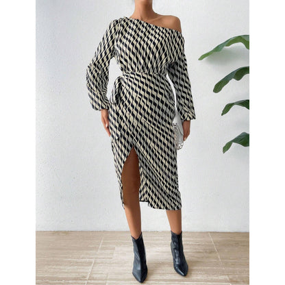 Damen Midikleid mit asymmetrischem Schnitt und stilvollem Wellenmuster Stalluxe