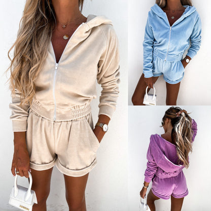 Damen sportliches Velours-Set mit cropped Hoodie und kurzen Hose Stalluxe