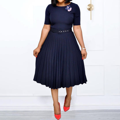 Damen Plissiertes Midi-Kleid mit Taillengürtel und geschmackvollem Rundhalsausschnitt Stalluxe