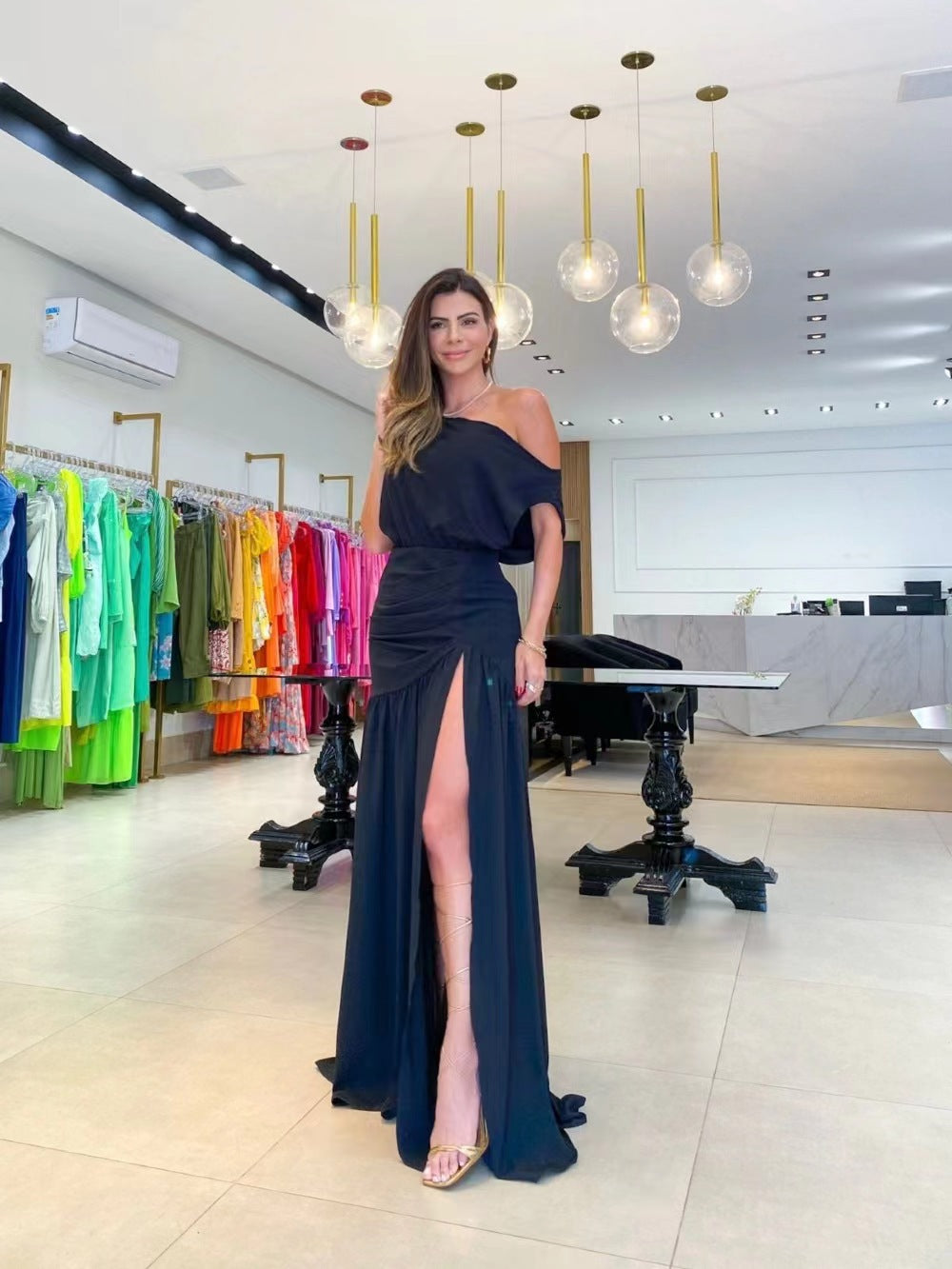 Damen Elegantes Abendkleid mit schulterfreiem Design und hohem Schlitz Stalluxe
