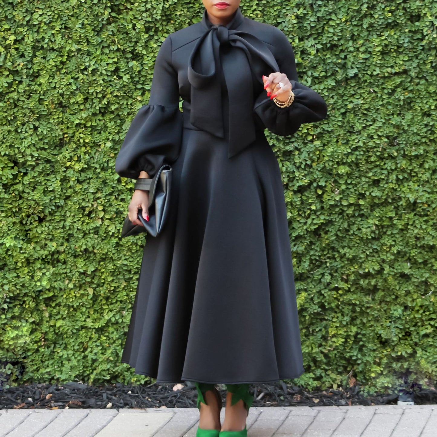 Damen Midi-Kleid mit bindbarem Kragen und voluminösen Ärmeln Stalluxe