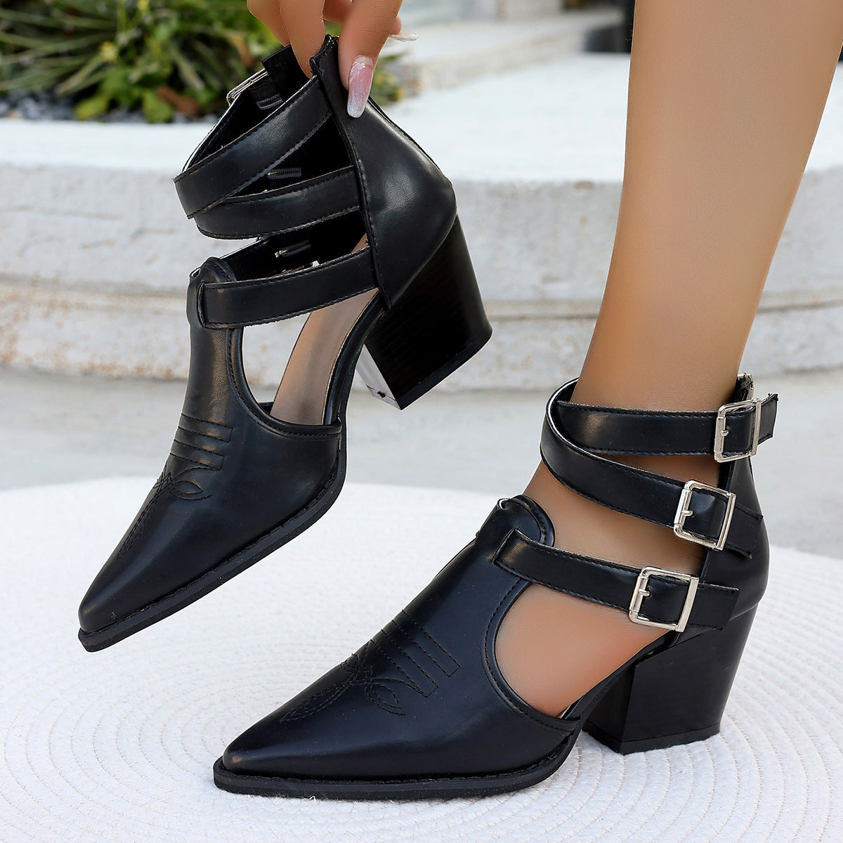 Damen High Heel Stiefeletten mit einzigartigen Riemen und verziertem Absatz Stalluxe