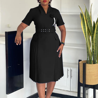 Damen Plissee-Kleid mit Taillengürtel und modischen Blumenakzenten Stalluxe