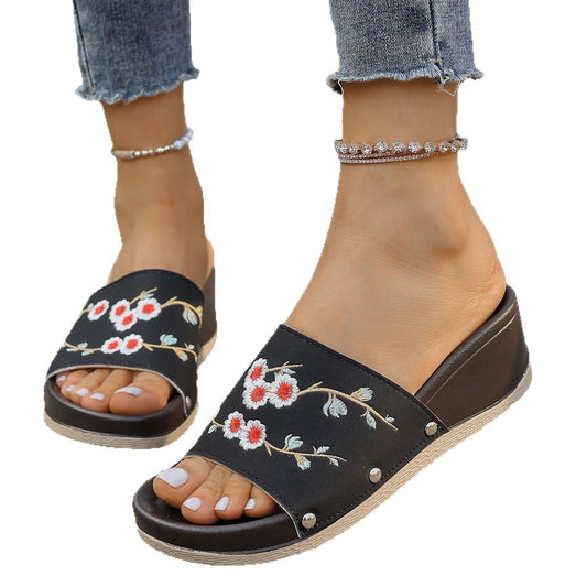 Damen Riemen-Pantoletten mit floralen Stickereien und rutschfester Sohle Stalluxe